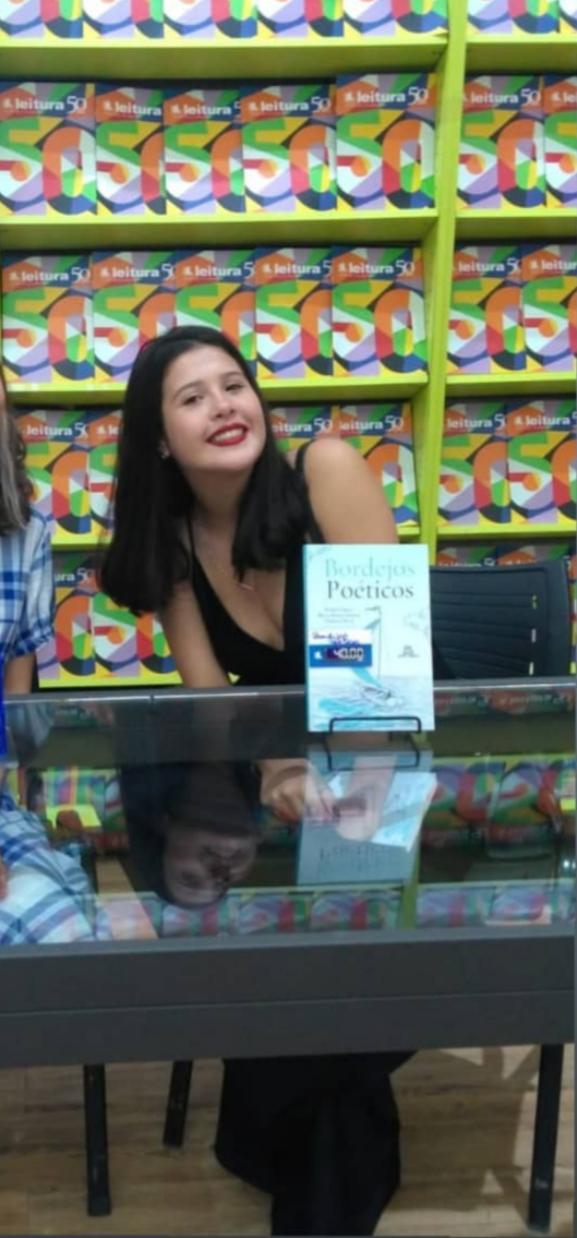 A escritora e poeta Ana Bárbara, estudante do 1º ano do ensino médio do Colégio Batista fala da sua participação em dois livros publicados